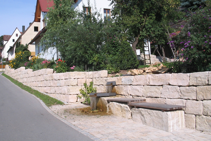 Mauer mit Bank & Bachlauf