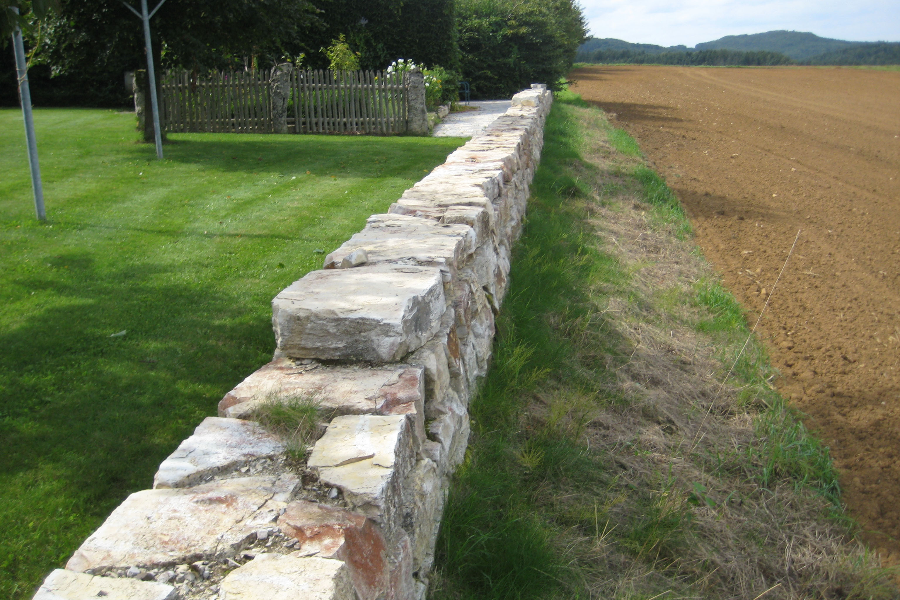 Mauer Grundstücksbegrenzung